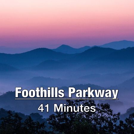 New Luxury Cabin With Stunning Mountainviews,Hottub, Firepit, Fireplace,2 Kingbeds, 2 Covereddecks,Bbqgrill, Shuffleboard And Pool Access Sevierville Buitenkant foto