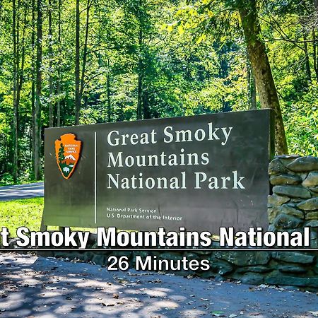 New Luxury Cabin With Stunning Mountainviews,Hottub, Firepit, Fireplace,2 Kingbeds, 2 Covereddecks,Bbqgrill, Shuffleboard And Pool Access Sevierville Buitenkant foto