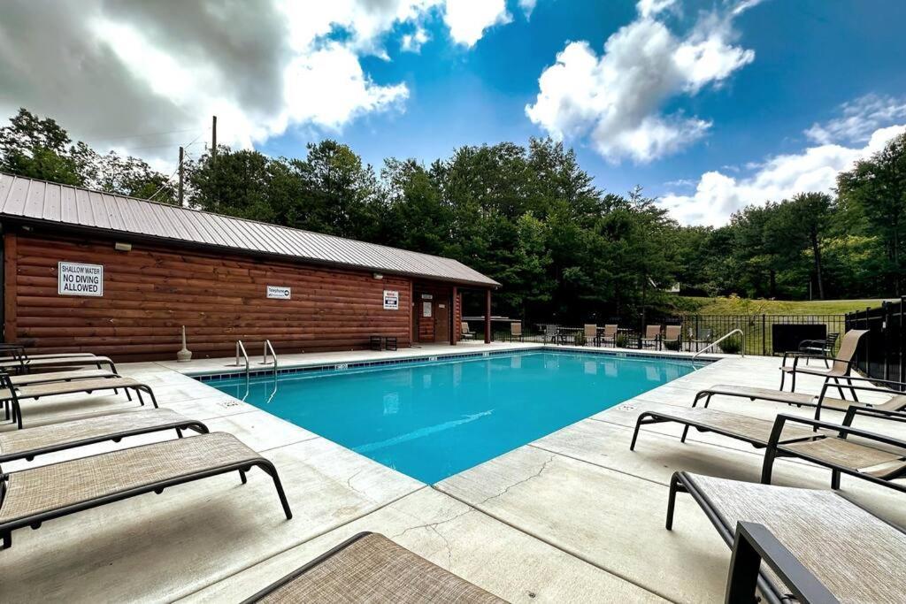 New Luxury Cabin With Stunning Mountainviews,Hottub, Firepit, Fireplace,2 Kingbeds, 2 Covereddecks,Bbqgrill, Shuffleboard And Pool Access Sevierville Buitenkant foto
