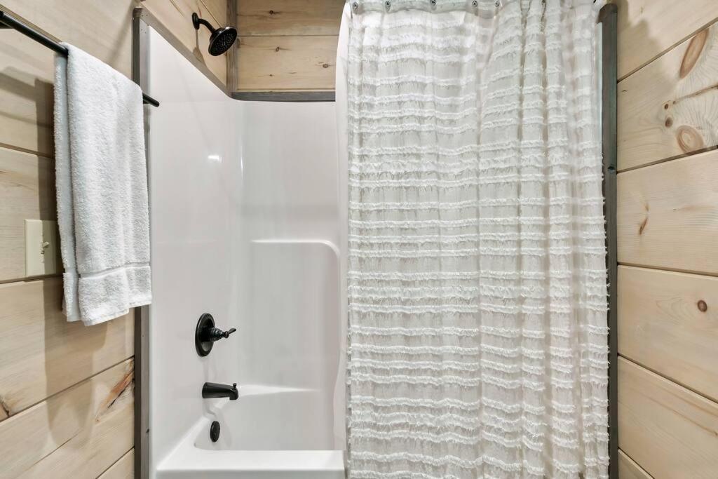 New Luxury Cabin With Stunning Mountainviews,Hottub, Firepit, Fireplace,2 Kingbeds, 2 Covereddecks,Bbqgrill, Shuffleboard And Pool Access Sevierville Buitenkant foto
