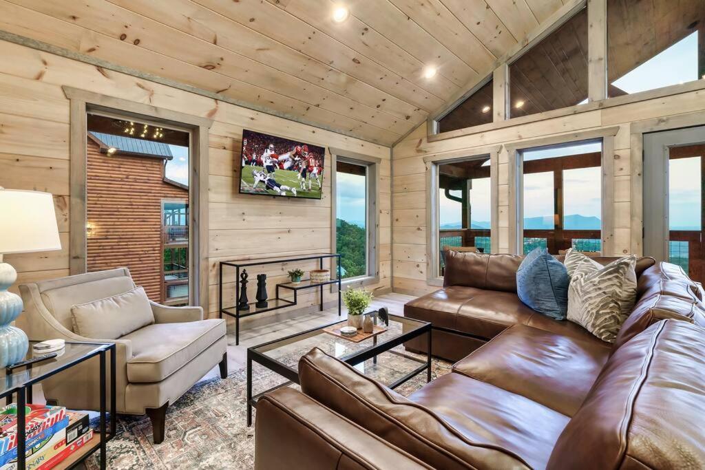 New Luxury Cabin With Stunning Mountainviews,Hottub, Firepit, Fireplace,2 Kingbeds, 2 Covereddecks,Bbqgrill, Shuffleboard And Pool Access Sevierville Buitenkant foto