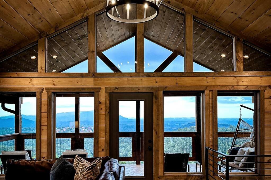 New Luxury Cabin With Stunning Mountainviews,Hottub, Firepit, Fireplace,2 Kingbeds, 2 Covereddecks,Bbqgrill, Shuffleboard And Pool Access Sevierville Buitenkant foto