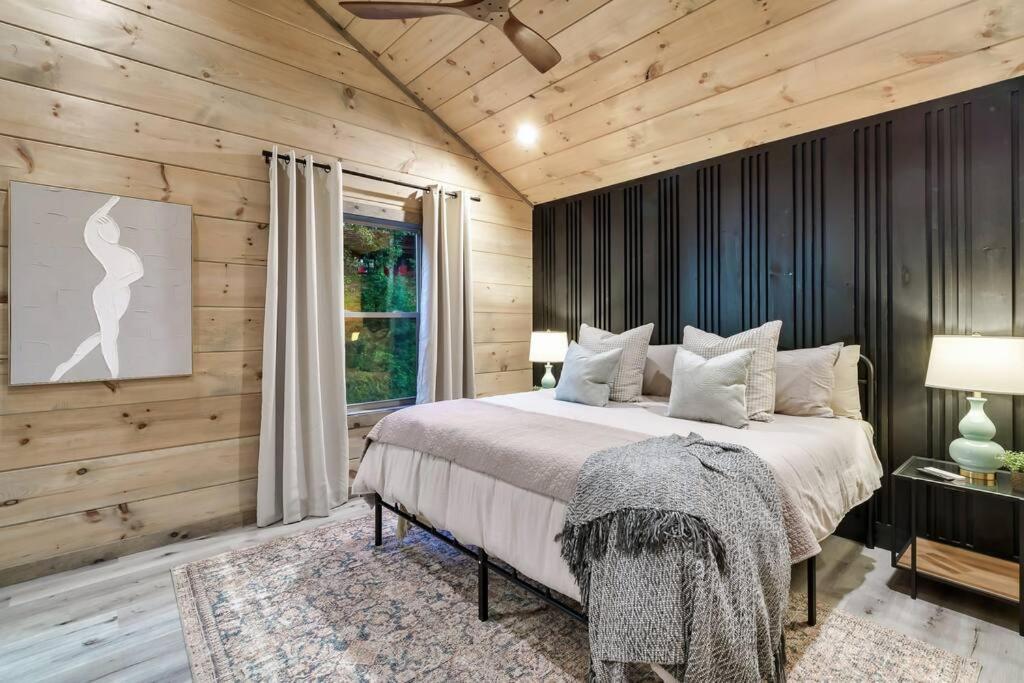 New Luxury Cabin With Stunning Mountainviews,Hottub, Firepit, Fireplace,2 Kingbeds, 2 Covereddecks,Bbqgrill, Shuffleboard And Pool Access Sevierville Buitenkant foto