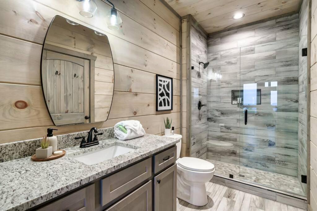 New Luxury Cabin With Stunning Mountainviews,Hottub, Firepit, Fireplace,2 Kingbeds, 2 Covereddecks,Bbqgrill, Shuffleboard And Pool Access Sevierville Buitenkant foto