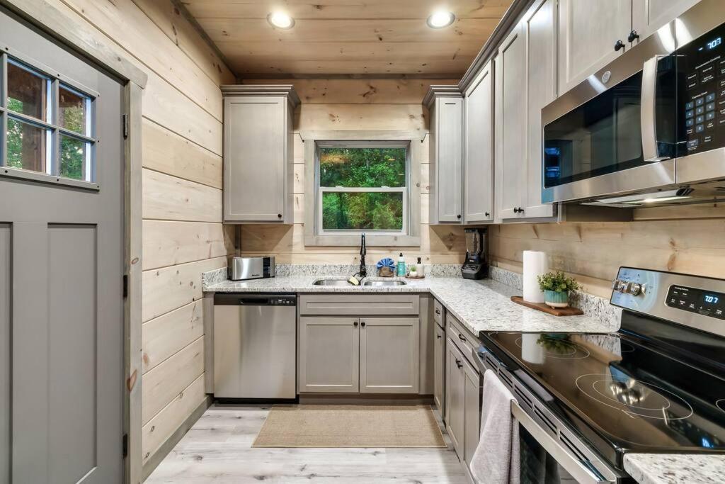 New Luxury Cabin With Stunning Mountainviews,Hottub, Firepit, Fireplace,2 Kingbeds, 2 Covereddecks,Bbqgrill, Shuffleboard And Pool Access Sevierville Buitenkant foto