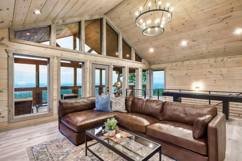 New Luxury Cabin With Stunning Mountainviews,Hottub, Firepit, Fireplace,2 Kingbeds, 2 Covereddecks,Bbqgrill, Shuffleboard And Pool Access Sevierville Buitenkant foto