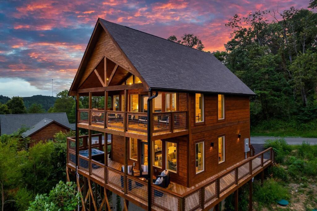 New Luxury Cabin With Stunning Mountainviews,Hottub, Firepit, Fireplace,2 Kingbeds, 2 Covereddecks,Bbqgrill, Shuffleboard And Pool Access Sevierville Buitenkant foto