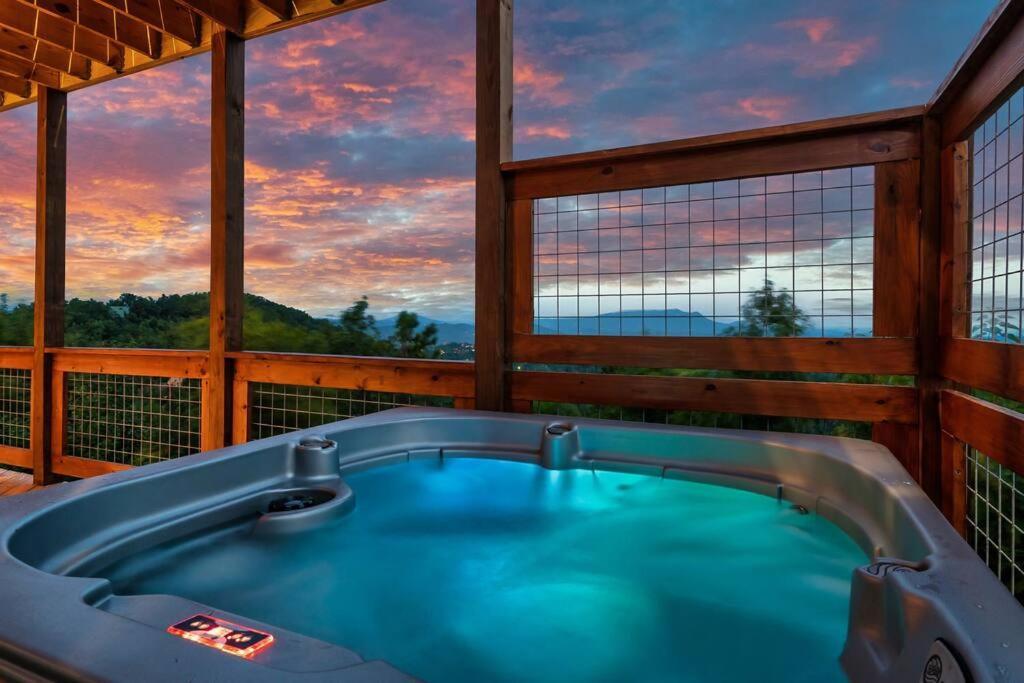 New Luxury Cabin With Stunning Mountainviews,Hottub, Firepit, Fireplace,2 Kingbeds, 2 Covereddecks,Bbqgrill, Shuffleboard And Pool Access Sevierville Buitenkant foto
