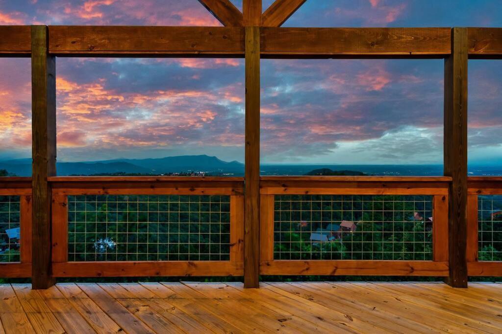 New Luxury Cabin With Stunning Mountainviews,Hottub, Firepit, Fireplace,2 Kingbeds, 2 Covereddecks,Bbqgrill, Shuffleboard And Pool Access Sevierville Buitenkant foto