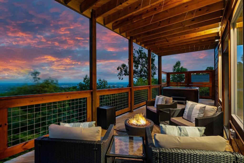 New Luxury Cabin With Stunning Mountainviews,Hottub, Firepit, Fireplace,2 Kingbeds, 2 Covereddecks,Bbqgrill, Shuffleboard And Pool Access Sevierville Buitenkant foto
