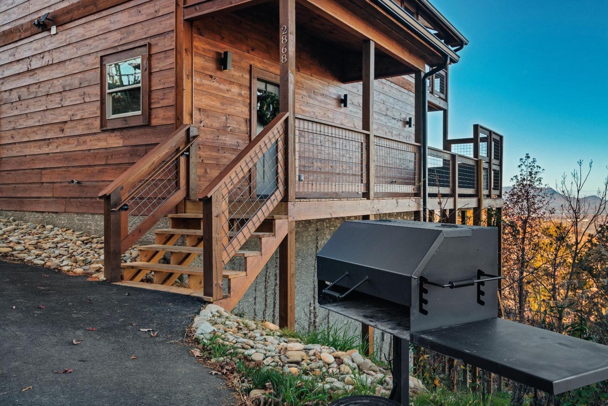 New Luxury Cabin With Stunning Mountainviews,Hottub, Firepit, Fireplace,2 Kingbeds, 2 Covereddecks,Bbqgrill, Shuffleboard And Pool Access Sevierville Buitenkant foto