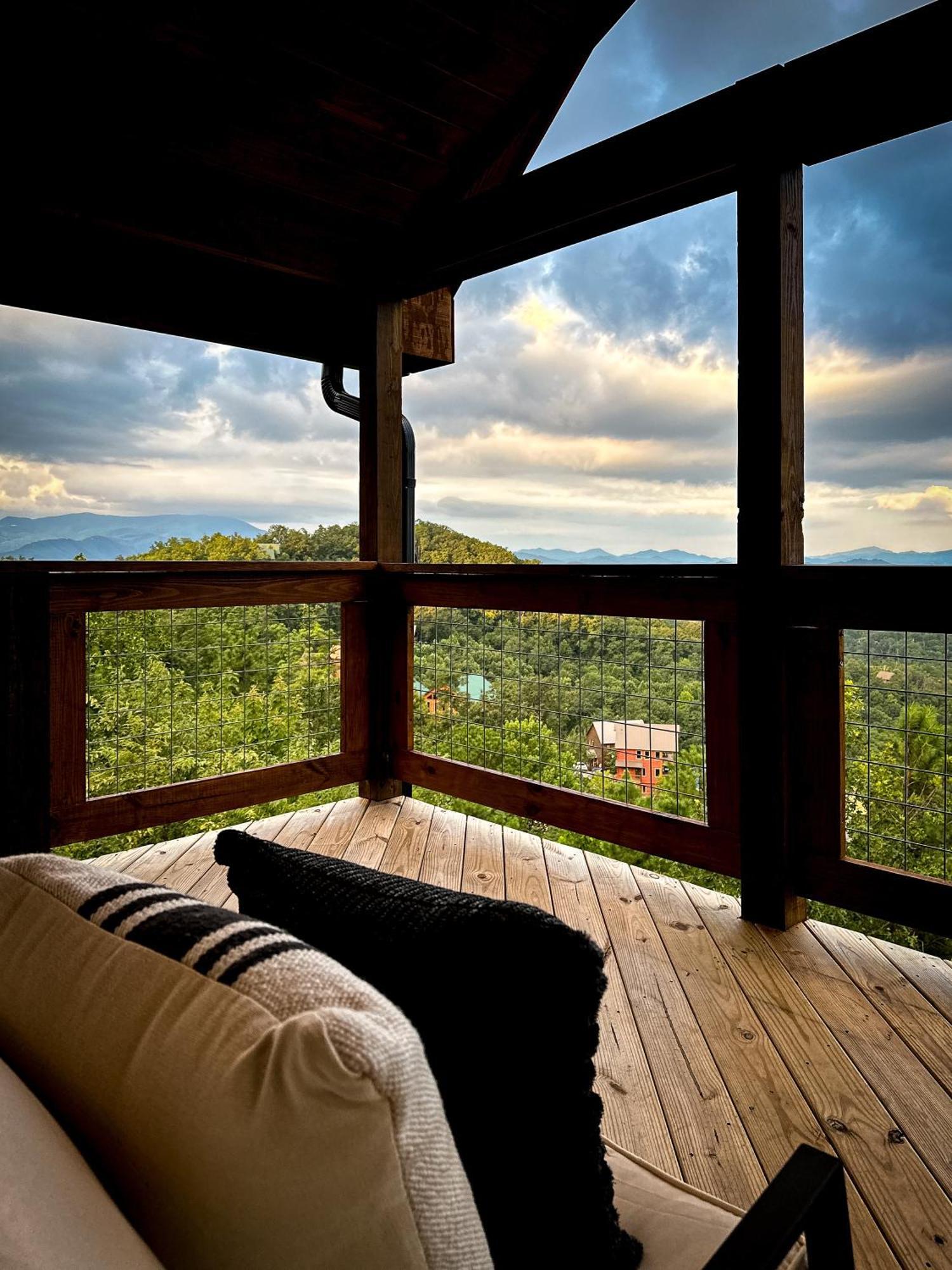 New Luxury Cabin With Stunning Mountainviews,Hottub, Firepit, Fireplace,2 Kingbeds, 2 Covereddecks,Bbqgrill, Shuffleboard And Pool Access Sevierville Buitenkant foto