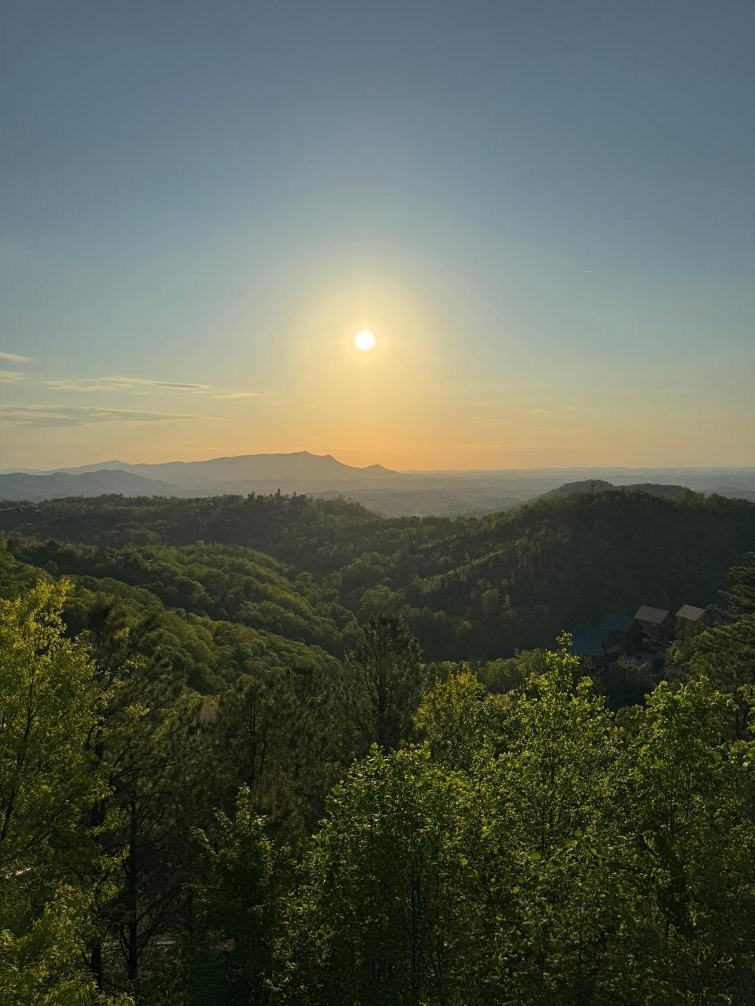 New Luxury Cabin With Stunning Mountainviews,Hottub, Firepit, Fireplace,2 Kingbeds, 2 Covereddecks,Bbqgrill, Shuffleboard And Pool Access Sevierville Buitenkant foto